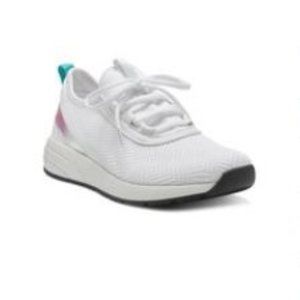 📍FIRM📍Mesh Sneaker Like New 5M/35 Vince Camuto Arielinda
